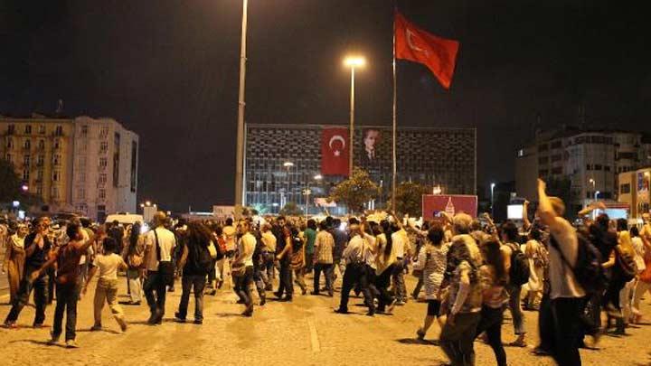 Gstericiler iftardan sonra Gezi Park'na akn etti