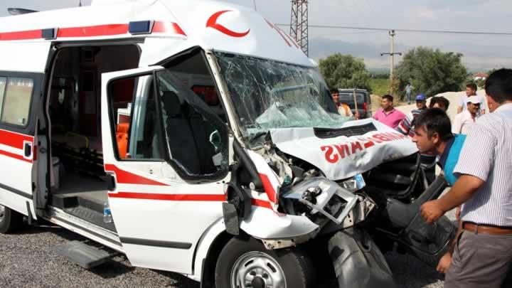 Manisa'da ambulans kaza yapt