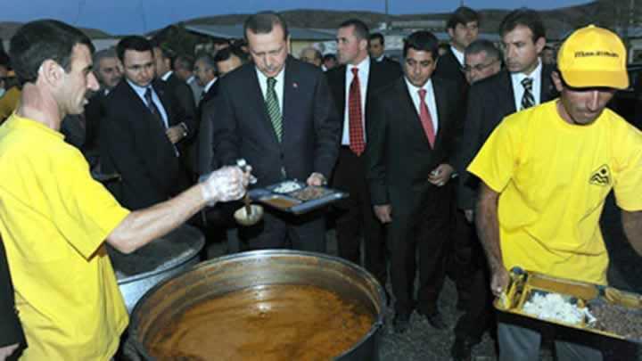 Babakan, ehit aileleriyle iftarda buluuyor