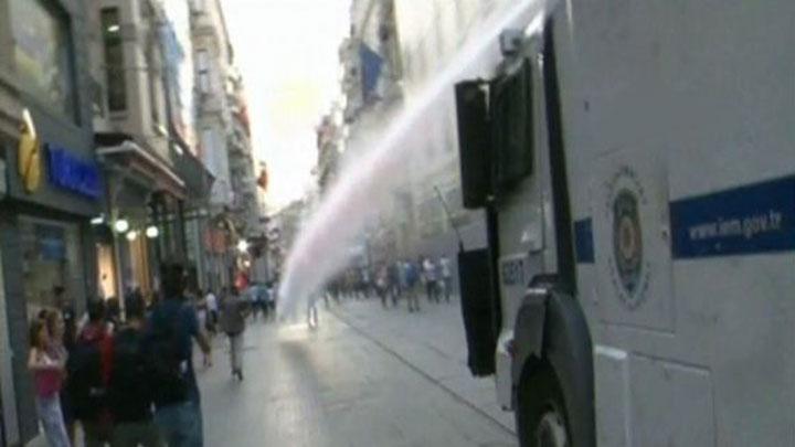 Taksim'de dalmayan gruba polis mdahalede bulundu