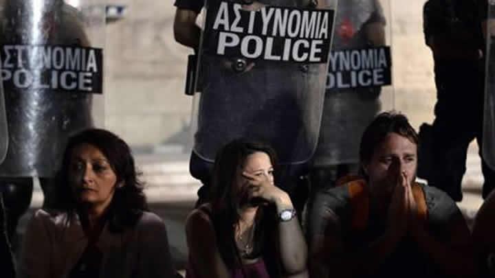 Yunanistan, protestolara raman kemer skma paketini onaylad