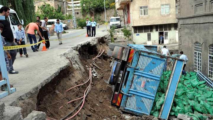 Bitlis'te okul bahesine kamyon devrildi