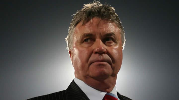 Guus Hiddink istifa etti