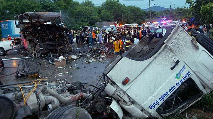 Taylandda katliam gibi kaza: 19 l