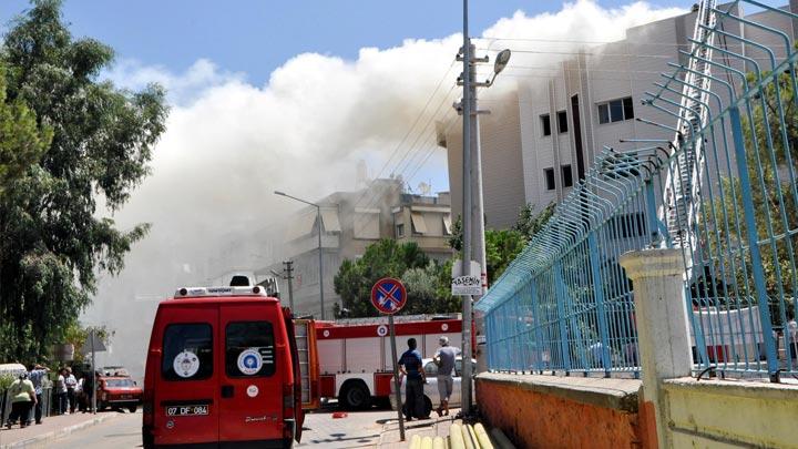 Antalya'da ktphanede yangn