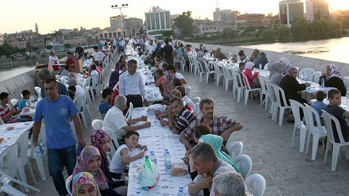 Tarihi kprde iftar