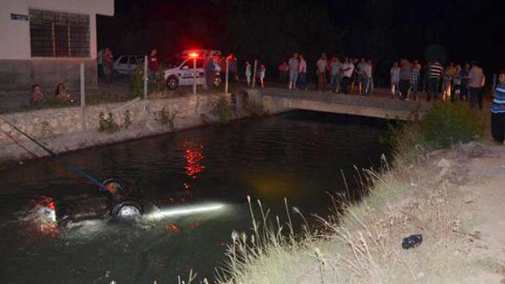 Adana'da otomobil sulama kanalna utu