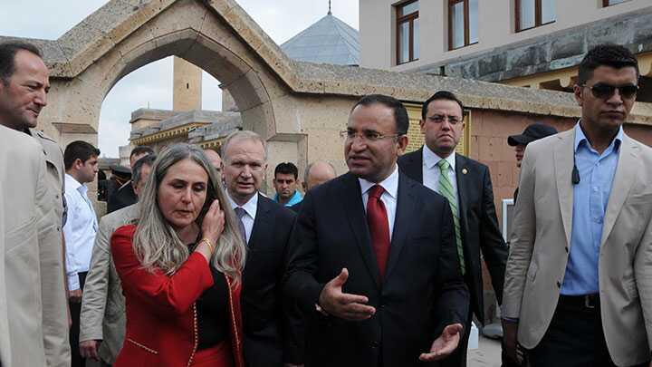 Bozda:'Alevi kardelerimizle alakal deil'