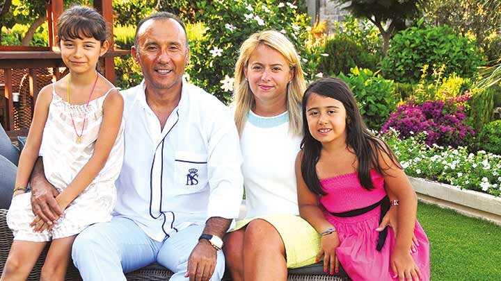 Yeni evinde dostlarn arlad 