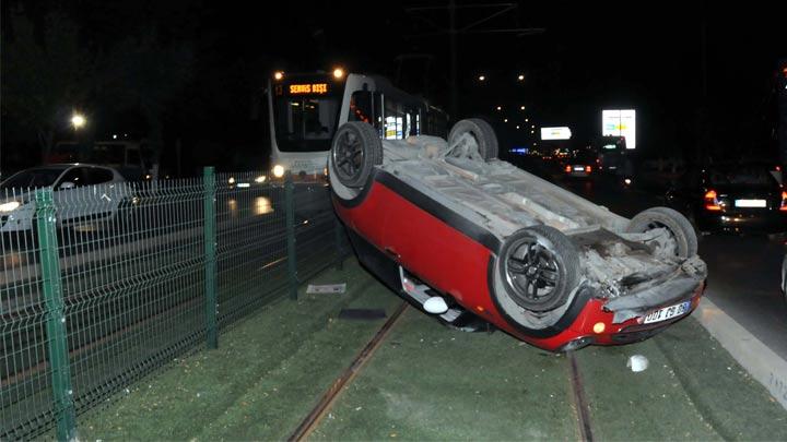 Otomobil tramvay yoluna devrildi