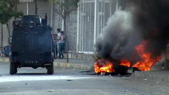 Cizre'de yol kapatan gstericilere polis mdahalesi