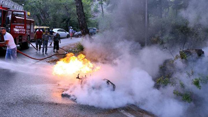 Antalya'da motosiklet hareket halinde yand