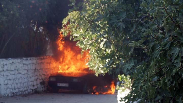 Yaylada'nda park halindeki otomobil yand