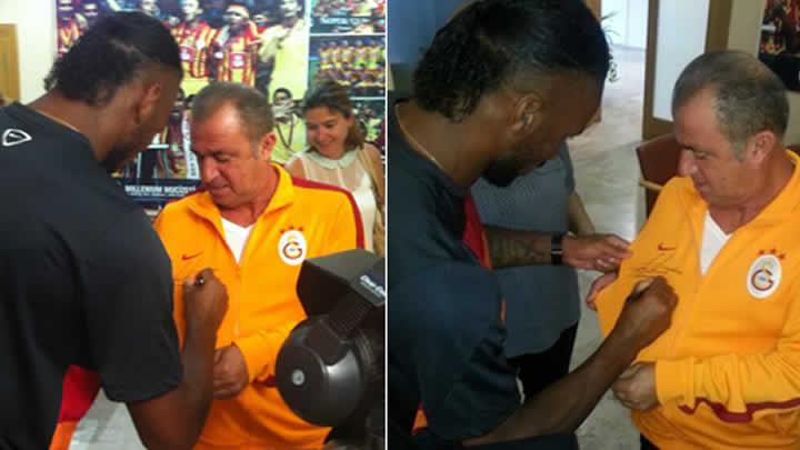 Terim ve Drogba'dan karlkl imza!