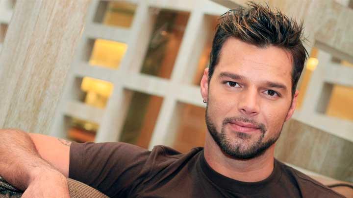 arkc Ricky Martin yazarla soyundu 