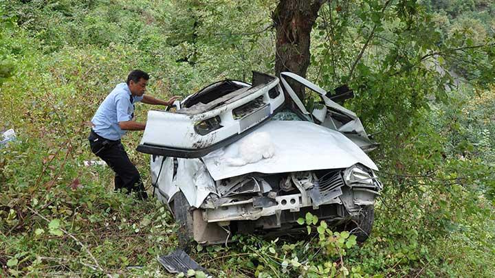 Trabzon'da bir otomobil uuruma yuvarland