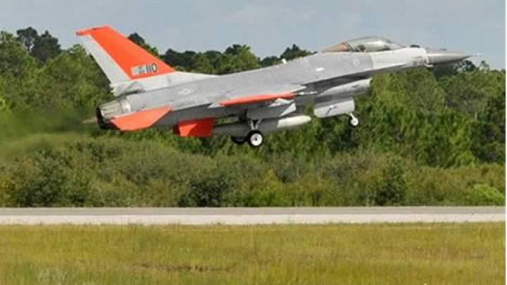 F-16 pilotsuz utu