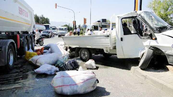 Manisa'da TIR kamyonete arpt