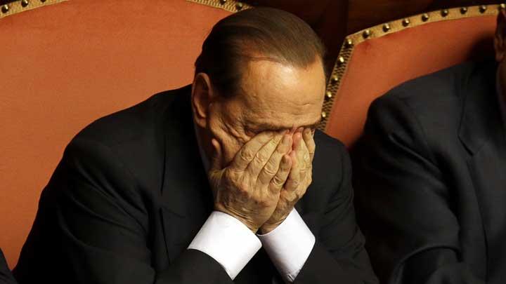 Berlusconi'ye bir darbe daha