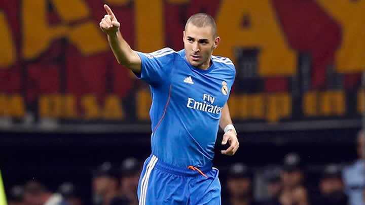 Benzema topu Ancelotti'ye att