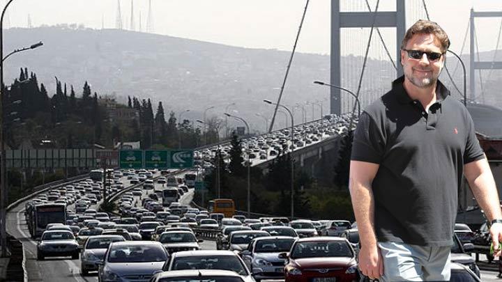 Russell Crowe'dan stanbul trafiine salyangozlu gnderme