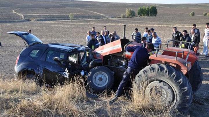 Yozgat'ta otomobil traktrle arpt