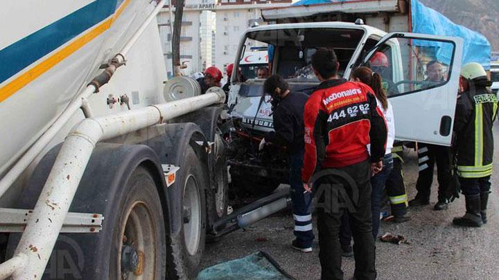 Denizli'de kamyonet TIR'a arpt