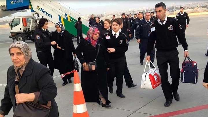 Uak yolcularn polis zorla indirdi 