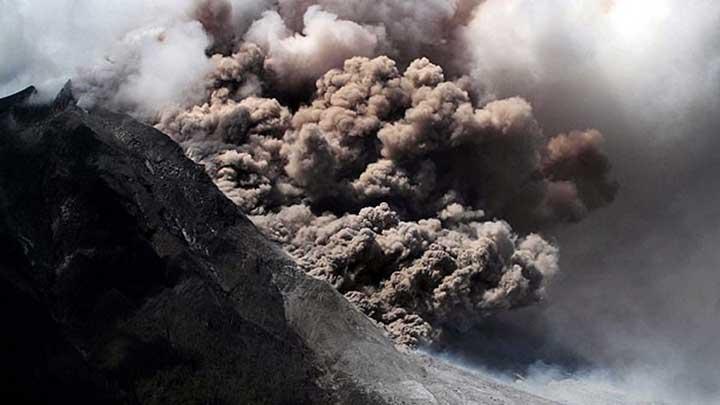 Sinabung Yanarda'nda patlamalar artt