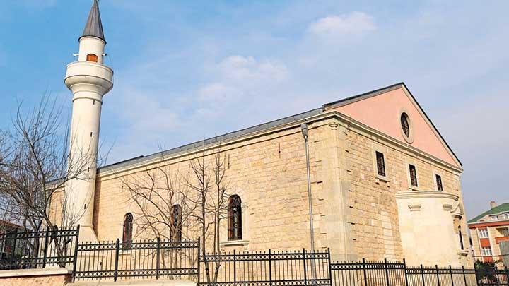 Tarihi Kilise Camii ibadete ald