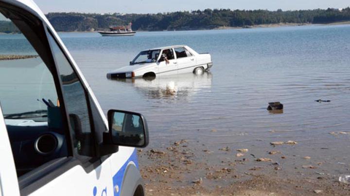 Otomobille gezinti yapan ift glde mahsur kald