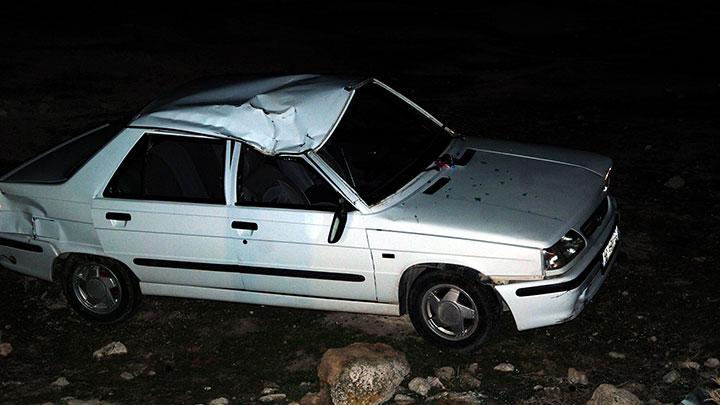 Aksaray'da  otomobil arampole devrildi