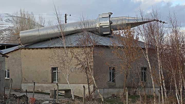 Erzurum'da frtna minare devirdi