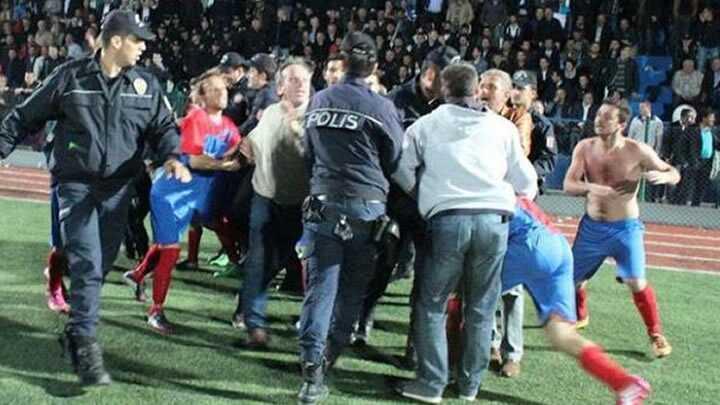 Futbolcudan polise uan tekme