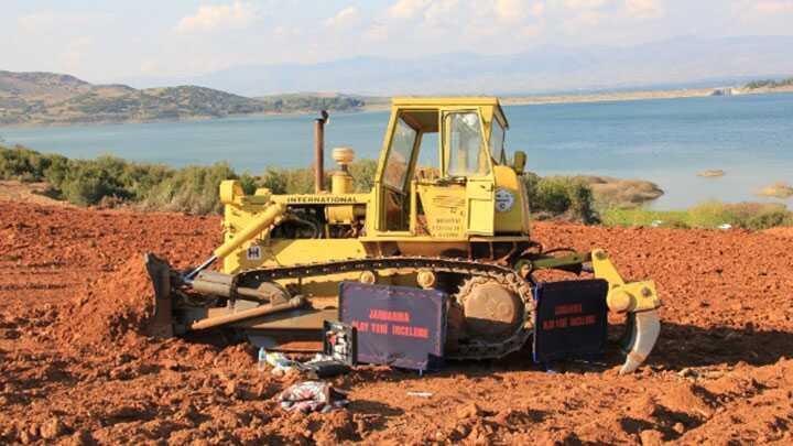 Manisa'da dozer operatr, aracn altnda kald