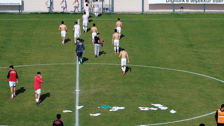 Futbolculardan ilgin protesto