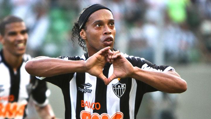 Roberto Carlostan Ronaldinho aklamas