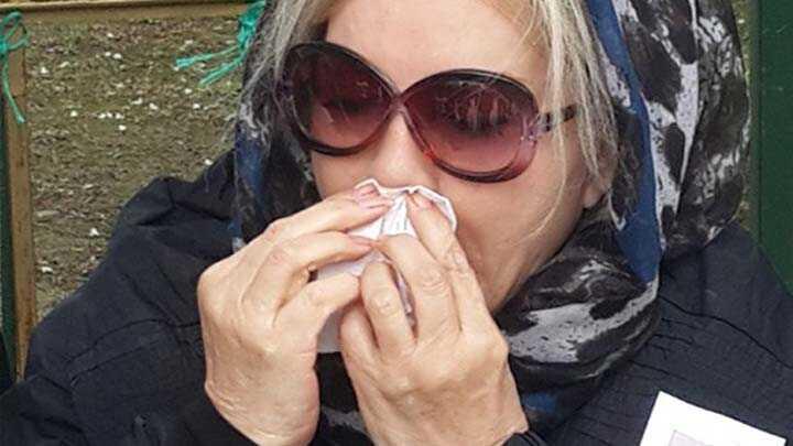 Emel Sayın, annesini son yolculuğuna uğurladı