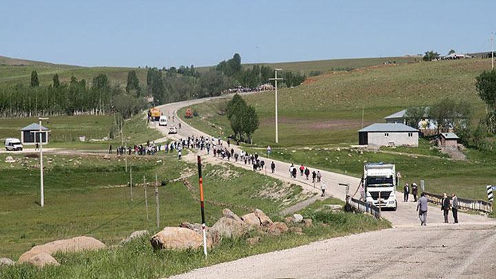 Terristlerin yol kesmesine ilikin soruturmada 3 gzalt