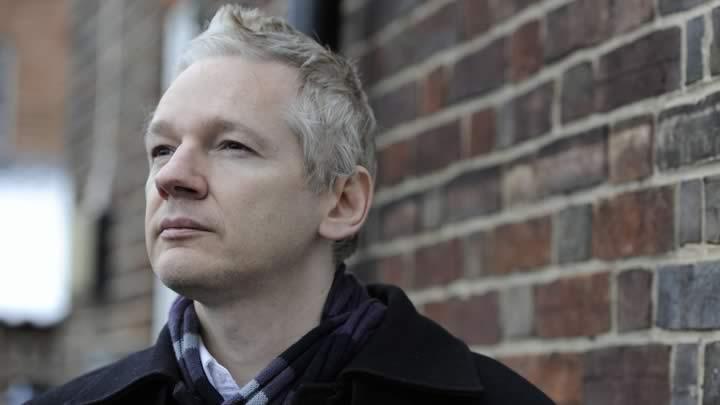 Assange, 1 yldr Ekvatorda yayor