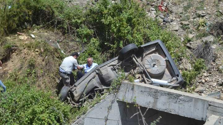 Manisa'da otomobil arampole devrildi