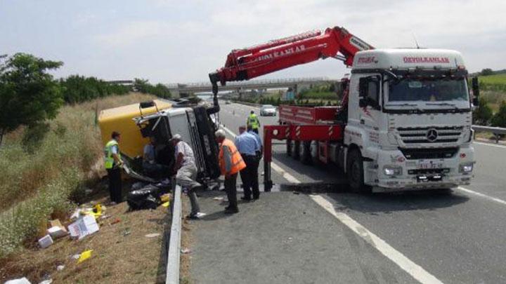 Bursa'da kamyon devrildi