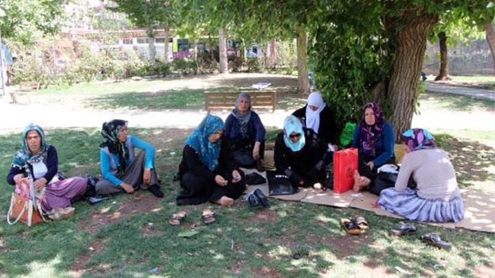 Diyarbakr'da annelerin eylemi sryor