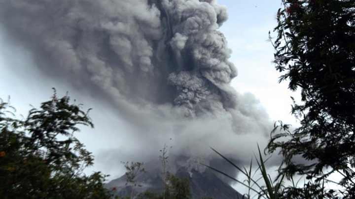 Endonezyada Sinabung Yanarda faaliyete geti