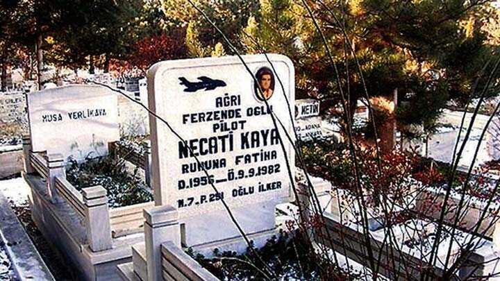 Pilot Necatinin mezar alyor