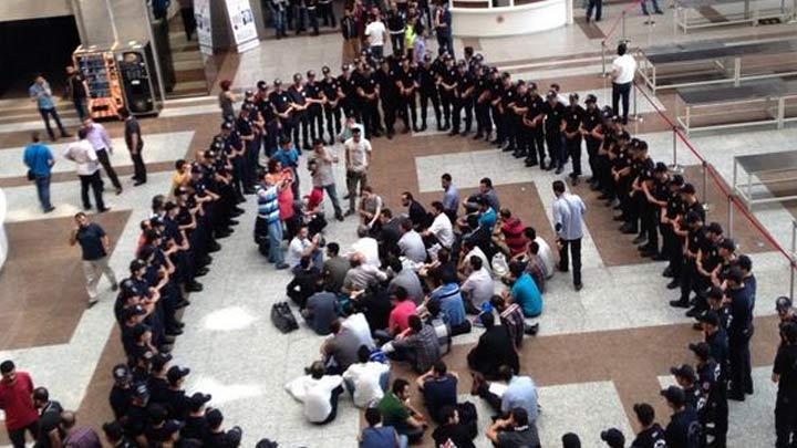 Paralel polislerden biri serbest brakld