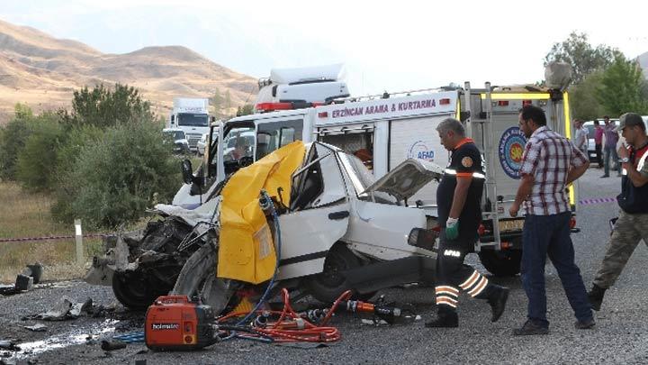 Erzincan'da feci kaza: 2 l!