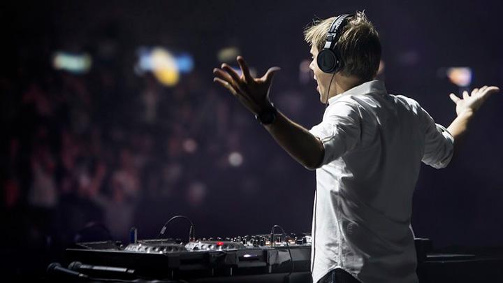 DJ Armin van Buuren imzal Philips A1-PRO satta