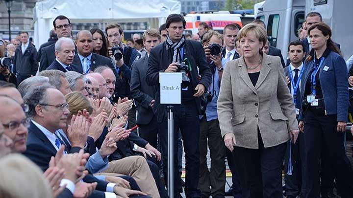 Merkel: Camilere saldr kabul edilemez