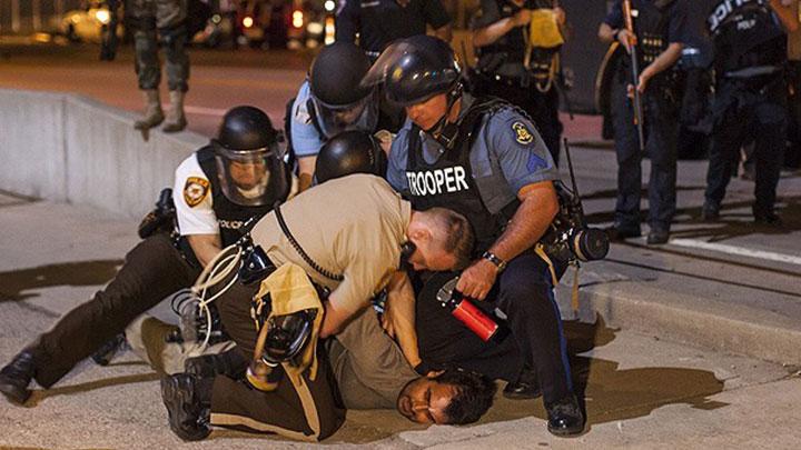 Ferguson'da bir polis memuru vuruldu